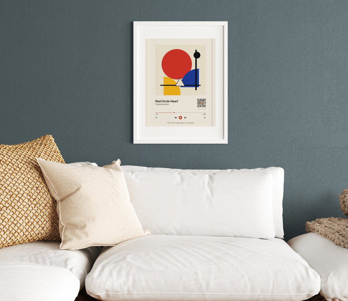 Song Player Poster mit QR-Code im Wohnzimmer über dem Sofa