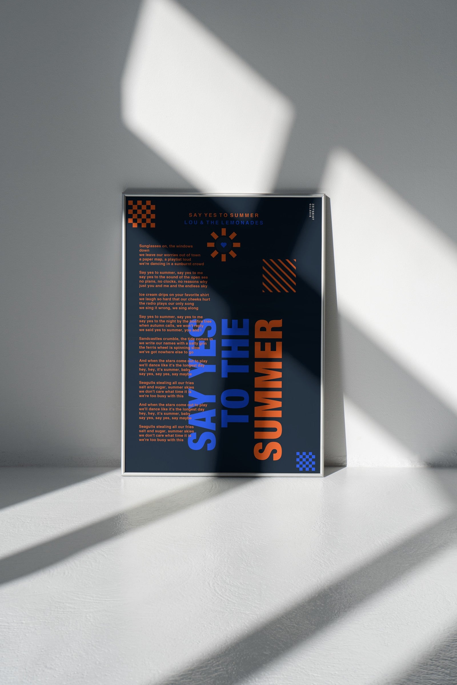 Personalisiertes Songtext-Poster mit Wunschzitat, Design 7 in Dunkelblau – im Wohnzimmer