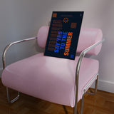 Personalisiertes Songtext-Poster mit Wunschzitat, Design 7 in Dunkelblau – Raumansicht