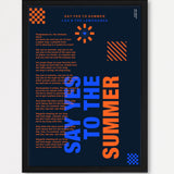 Personalisiertes Songtext-Poster mit Wunschzitat, Design 7 in Dunkelblau – Echtholzrahmen Schwarz
