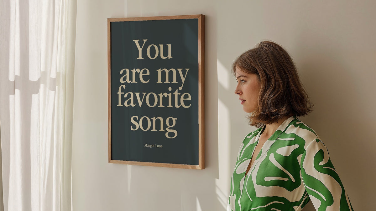 Frau vor gerahmtem Songzitat-Poster „You are my favorite song“