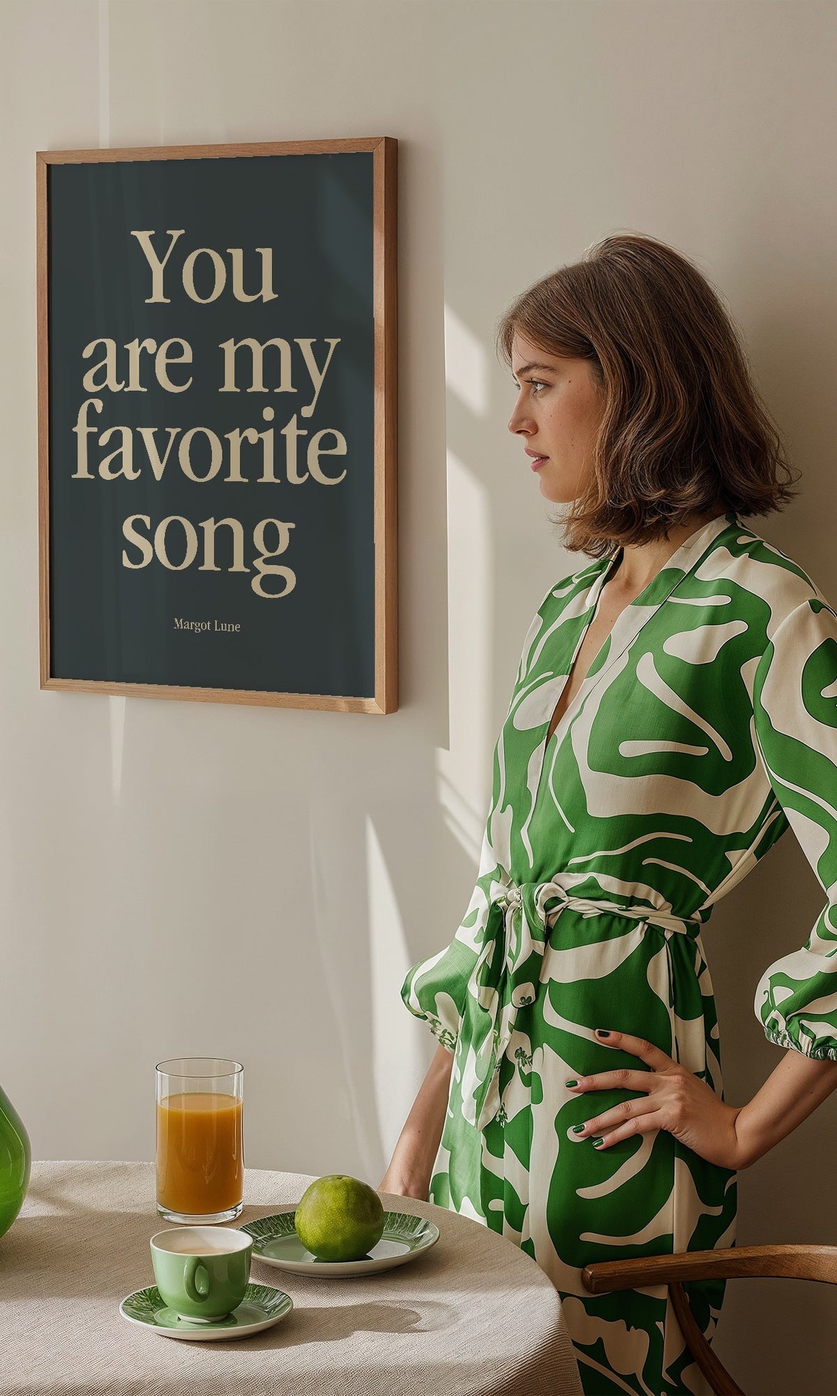 Frau vor gerahmtem Songzitat-Poster „You are my favorite song“