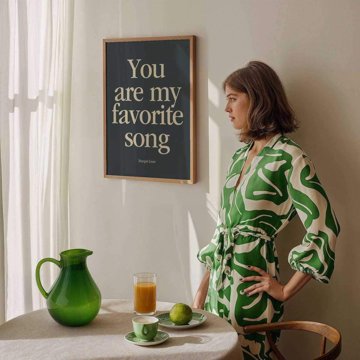 Frau betrachtet ein gerahmtes Songzitat-Poster „You are my favorite song“ an der Wand